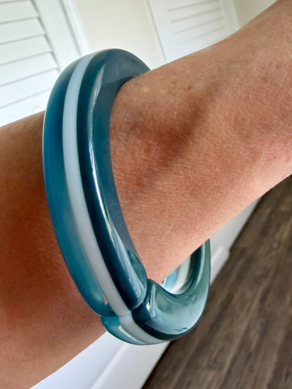 Blue & White Twist Bangle Bracelet – Clear Accent – Magnetic Clasp